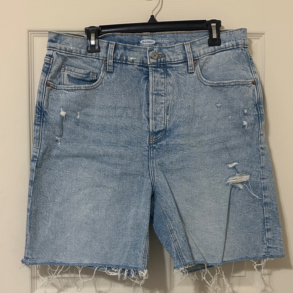 Old Navy Sky High Waisted 7 Inch Inseam Distressed Denim Shorts Size 14